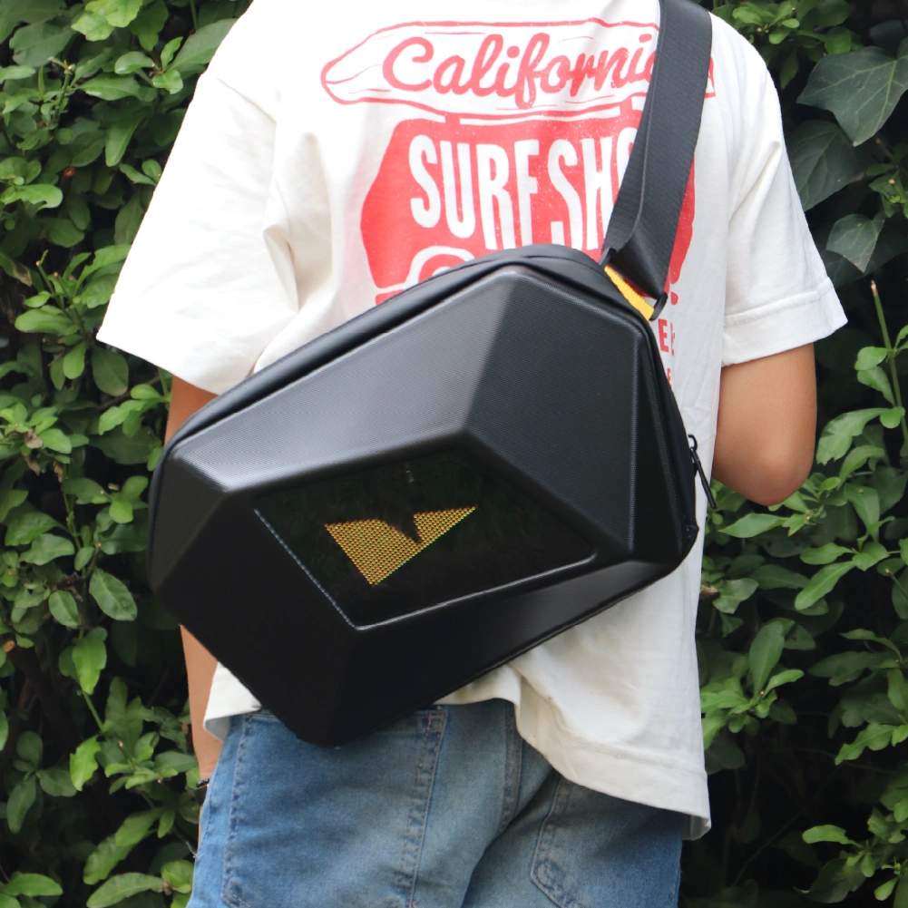 Adolescente usando la Cangurera Pixelia Personalizable Modelo S1-1, color negro