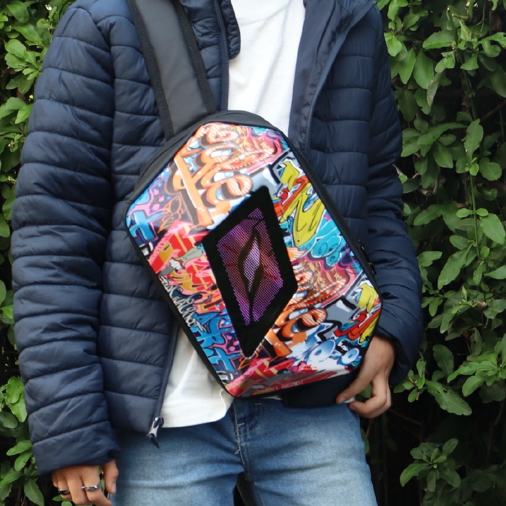 Adolescente usando la Cangurera Pixelia Personalizable Modelo S1-2, diseño Grafiti