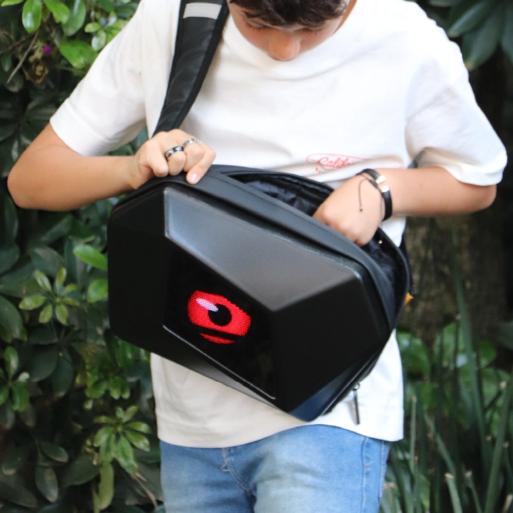 Adolescente usando la Cangurera con pantalla led Pixelia Personalizable Modelo S1-1, color negro